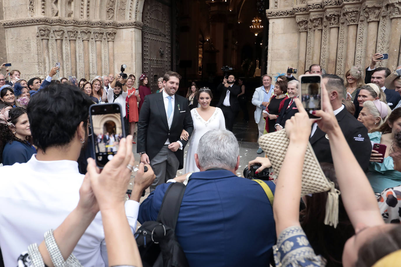 Los novios, a su salida de la catedral por la puerta románica.