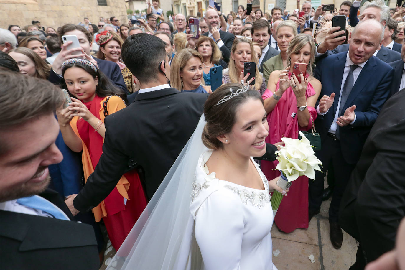 El vestido de la novia, diseño de Marcos Luengo, llevaba un bordado en el escote en pico, en las mangas de tres cuartos y en la capa. 