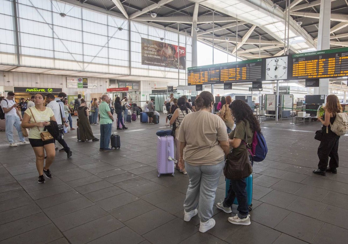 Pasajeros en la estación Joaquín Sorolla.