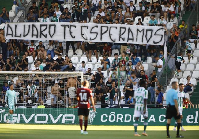 Imagen de una pancarta de apoyo, este sábado, en el estadio del Arcángel durante el encuentro Córdoba CF y Mérida.