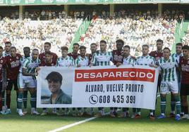 Jugadores del Córdoba y el Mérida sostienen una pancarta en apoyo a la búsqueda del joven Álvaro Prieto, este sábado, en el estadio del Arcángel antes de su encuentro.