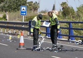 Agentes de la Guardia Civil investigan las causas de un accidente mortal de bicicleta en una imagen de archivo.