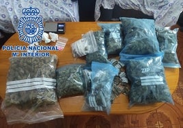 Bolsas con marihuana intervenidas por la Policía Nacional en el registro de la casa del presunto traficante.