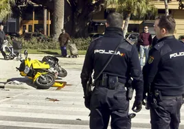 Dos policías junto a una moto accidentada en Valencia, en una imagen de archivo.