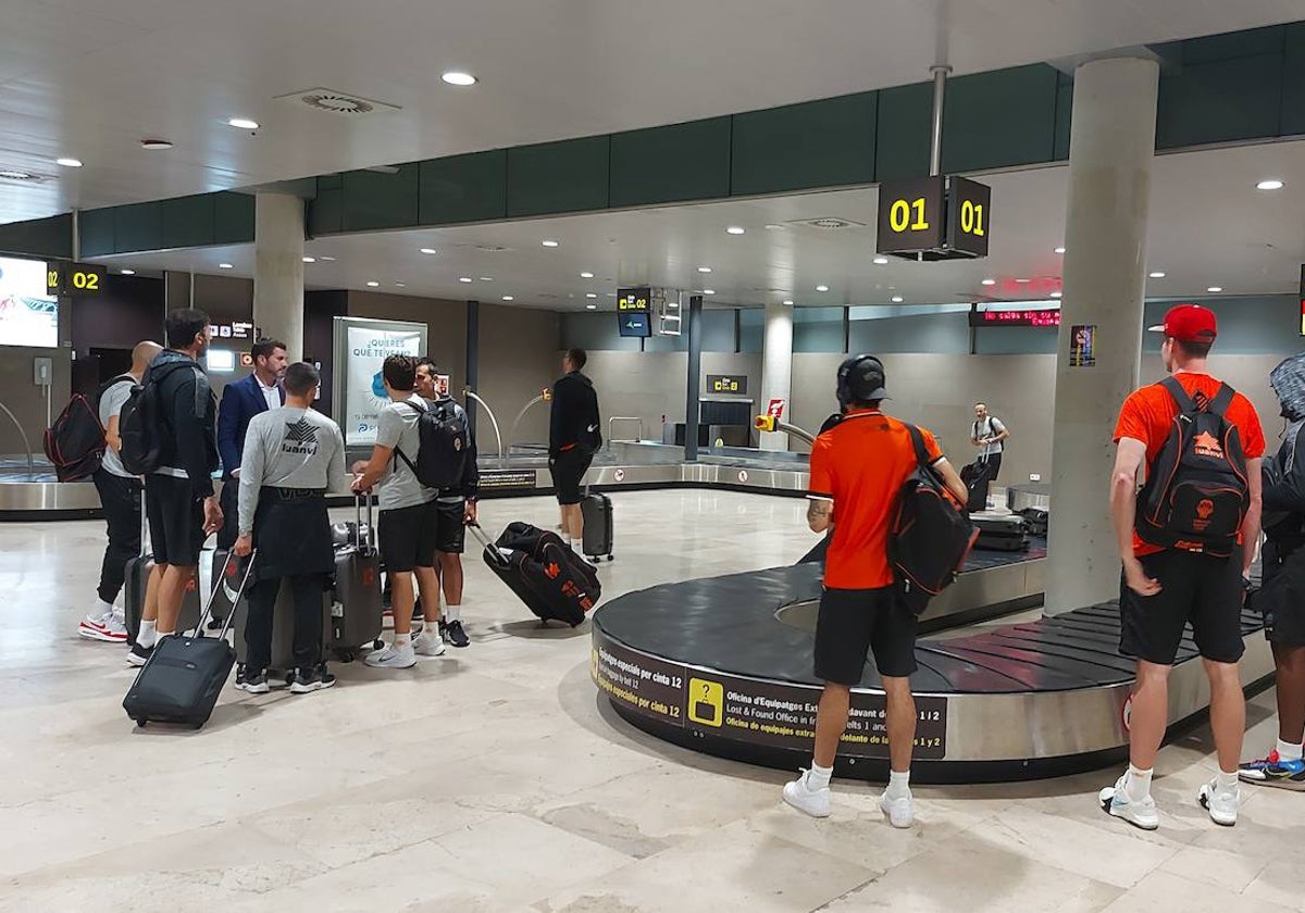 La expedición del Valencia Basket, a su llegada este domingo después de ganar en Lugo.