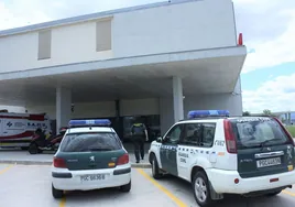 Dos patrullas de la Guardia Civil en el Hospital de Llíria.