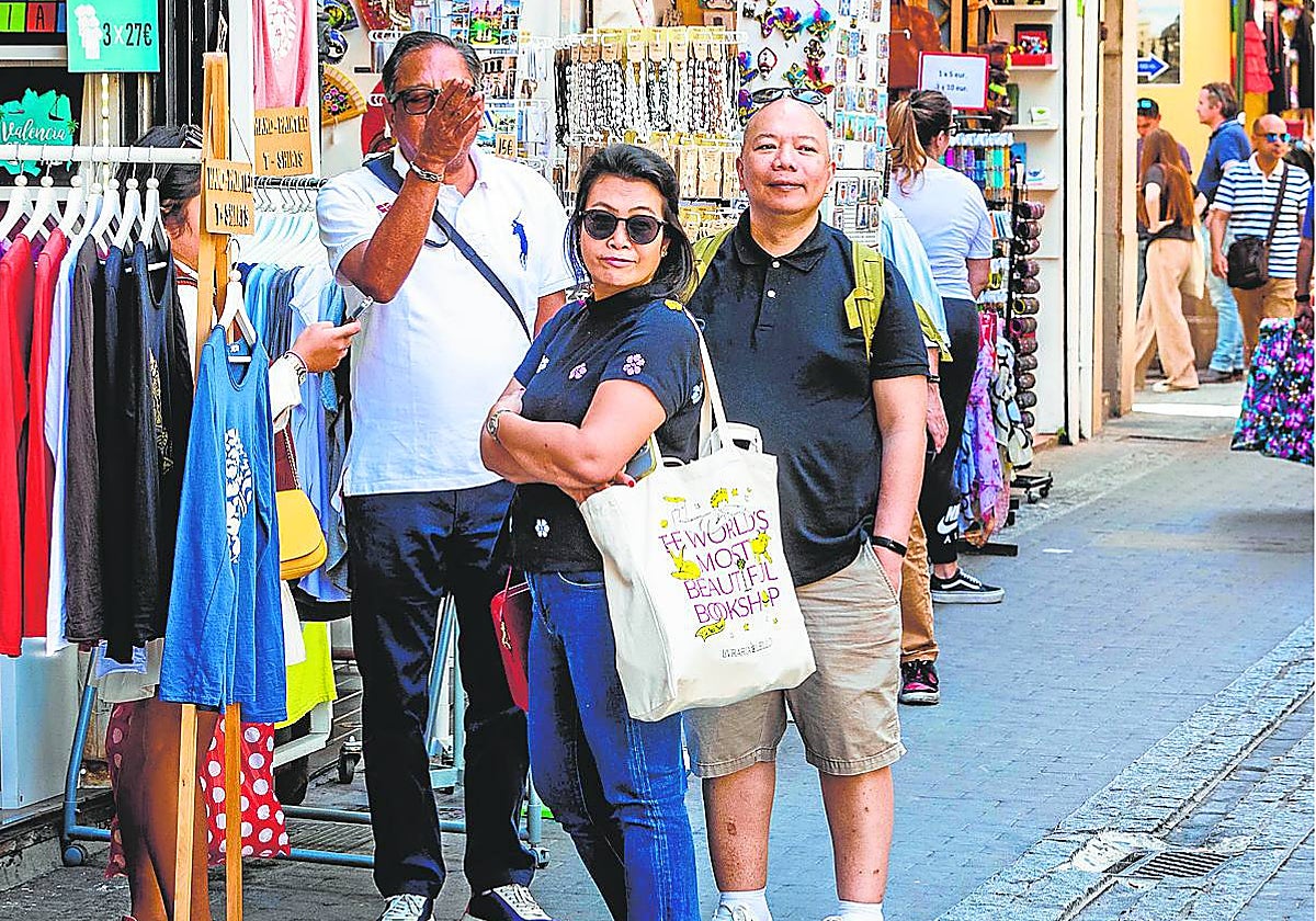 Un grupo de turistas en el centro de Valencia el pasado 1 de mayo.