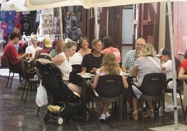 Unas personas comen en un restaurante.