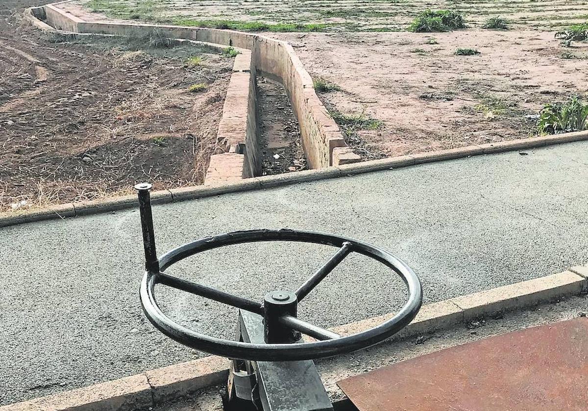 Red de riego. Volante de una compuerta de regulación del agua en un brazo de la acequia de Moncada, en la huerta de Foios.