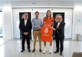 El Valencia Basket presenta a su nueva jugadora Bec Allen en Quirónsalud Mercado de Colón