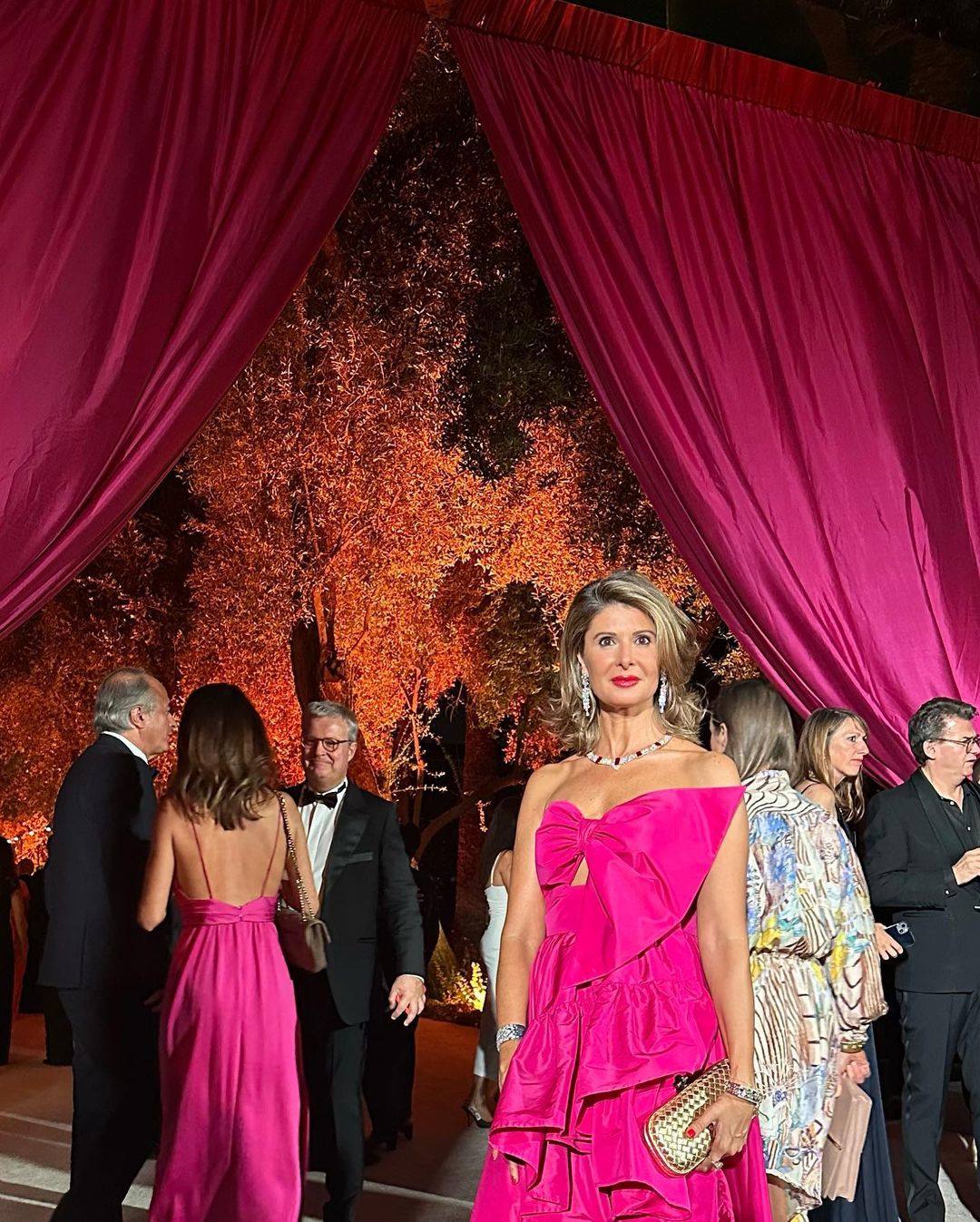 Esther Pastor, con un fabuloso vestido en rosa fucsia palabra de honor con un gran lazo en el pecho y volantes en la falda. 