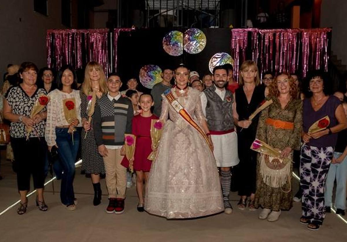 La falla la Palmera celebra su «V Pasarela solidaria» con un gran éxito de público