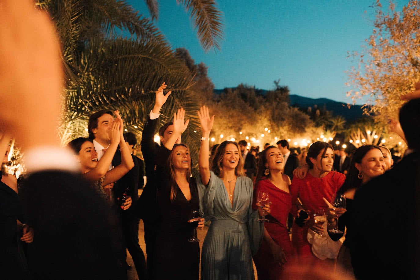 Amigas de la novia, durante la fiesta tras la boda.