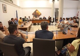 Un momento de la reunión de la Xarxa d'Alcaldies, trabajadores y asociaciones.