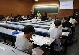 Examen de selectividad en los aularios del Campus de Tarongers en Valencia.