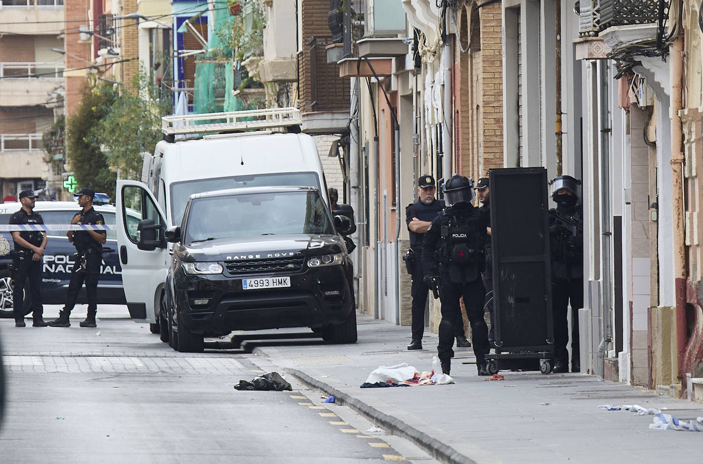 Fotos | Tiroteo en Valencia: un hombre se atrinchera tras disparar a otro en el Cabanyal