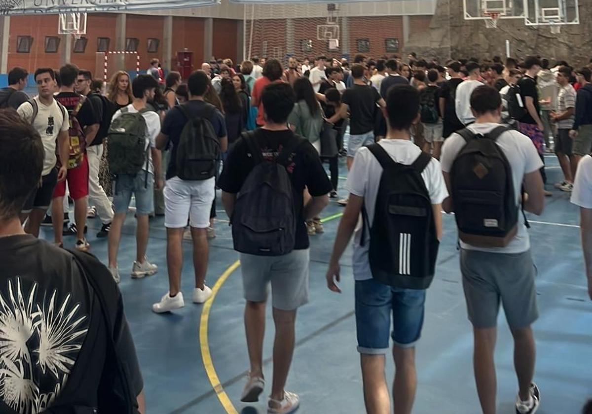 Estudiantes de la Politècnica, en uno de los pabellones de la universidad