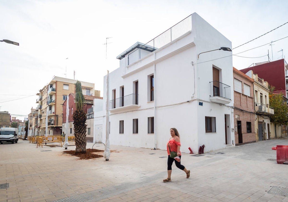 Imagen principal - Obras de reurbanización, con la creación de viales de coexistencia, entre Vidal de Canelles y Francisco Eiximenis, en el Cabanyal.