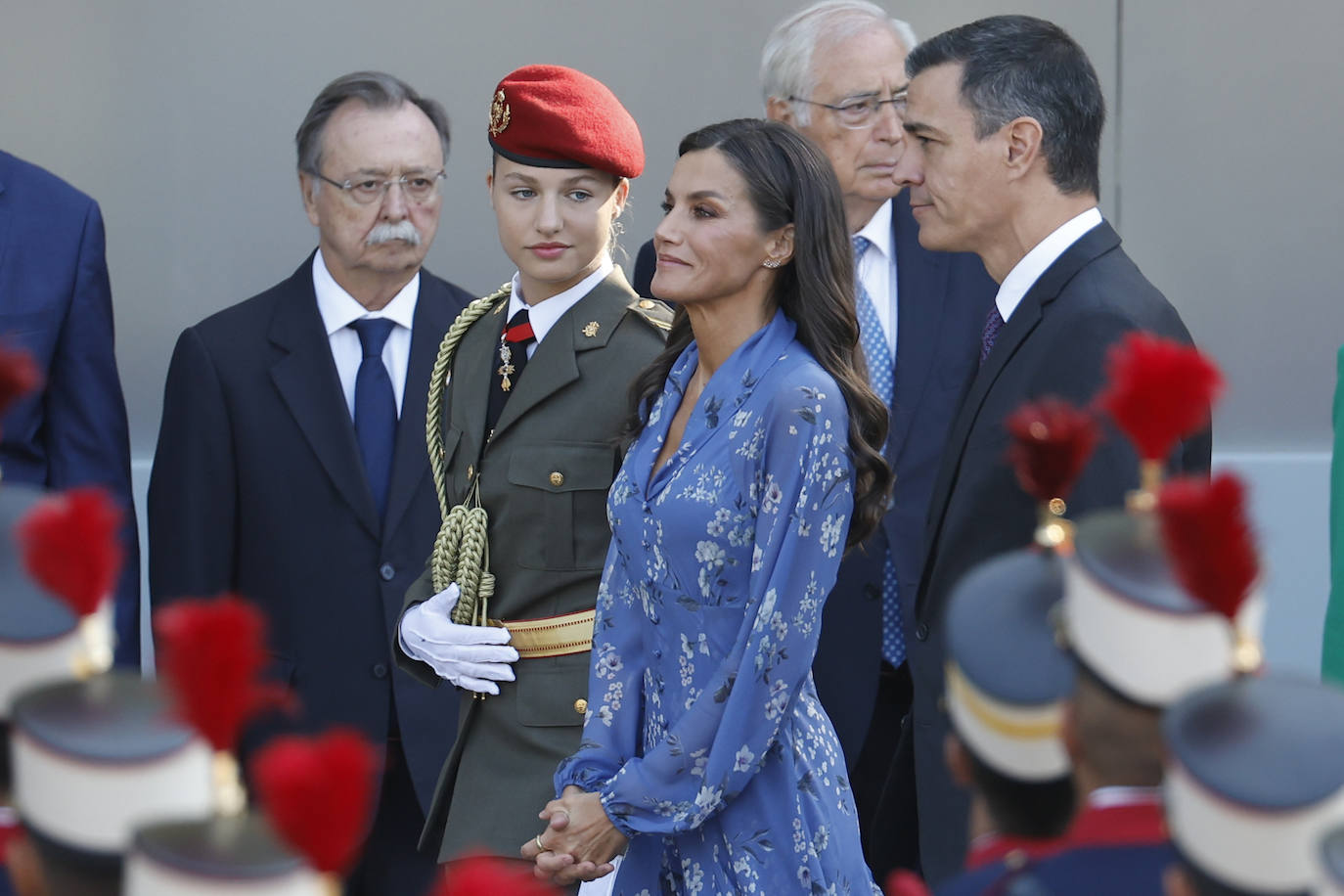 La reina Letizia junto a la princesa Leonor y Pedro Sánchez.