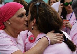 Varias mujeres en un acto solidario contra el cáncer de mama.