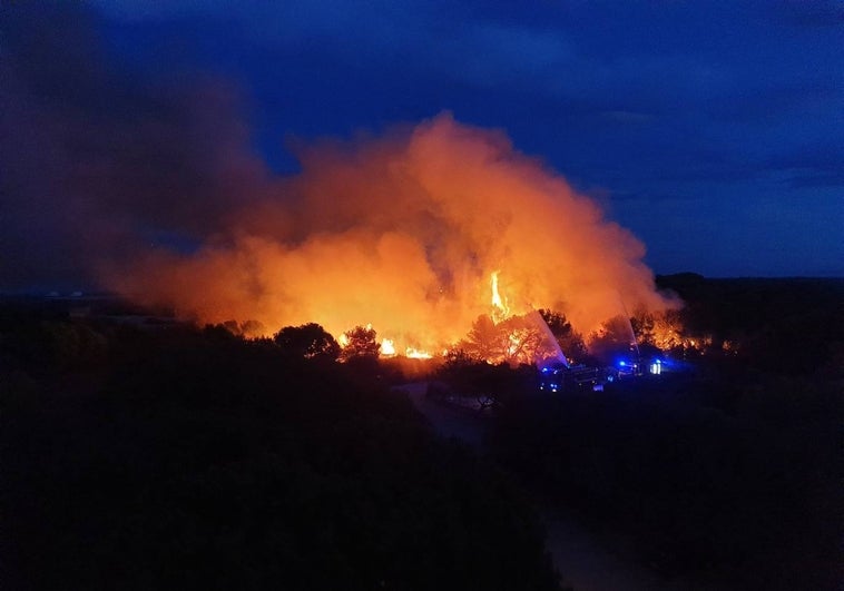 El incendio, en una imagen tomada por un vecino.