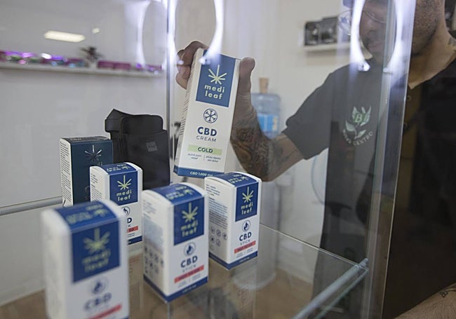 Aceites y productos cosméticos de cannabis en la tienda CBD.