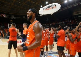 Jugadores del Valencia Basket celebrando la victoria ante el Maccabi.