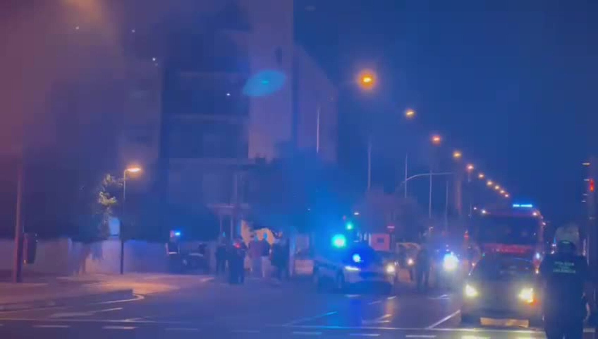 Vídeo: Incendio en un solar donde malviven indigentes en el Cabanyal, en Valencia. M. A.