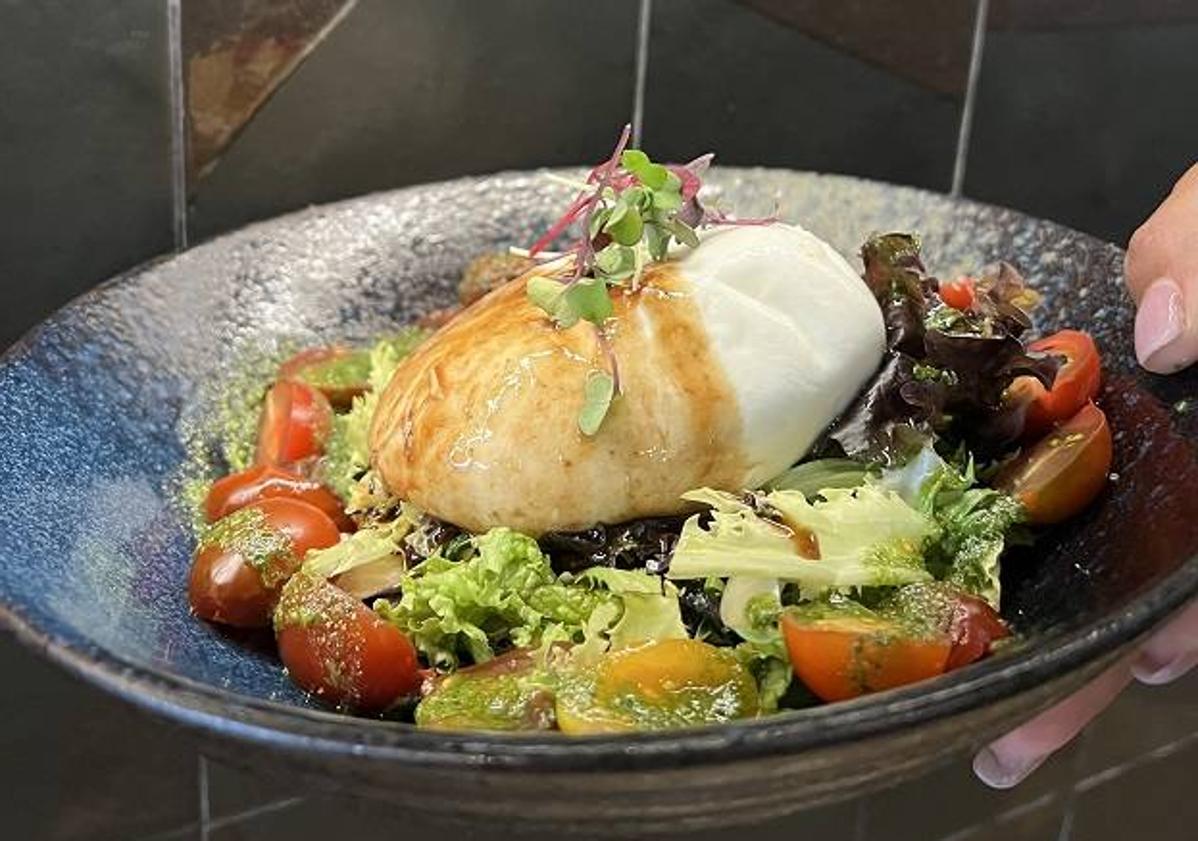 Imagen principal - Ensalada de burrata y pesto