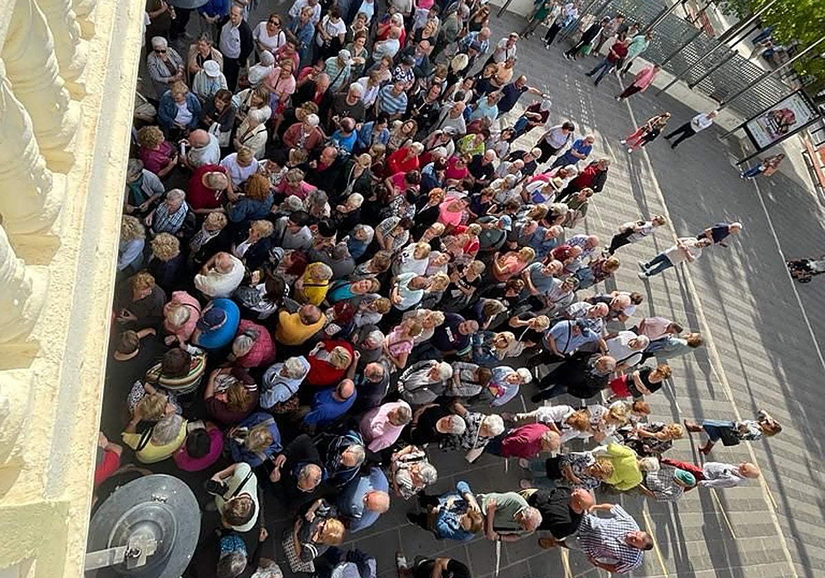 Varios cientos de personas se agolpan a las puertas del teatro de Paterna.