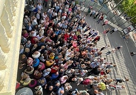 Varios cientos de personas se agolpan a las puertas del teatro de Paterna.