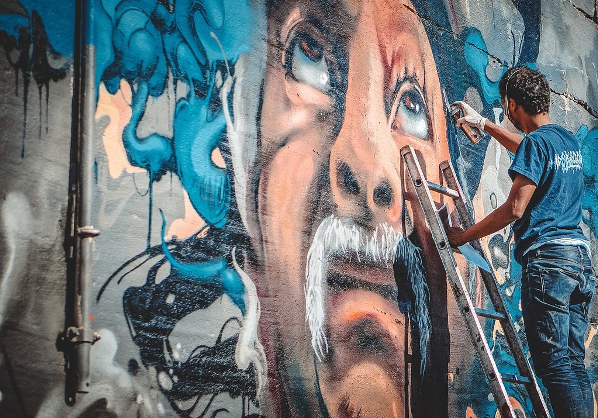 Joven trabajando en un graffiti