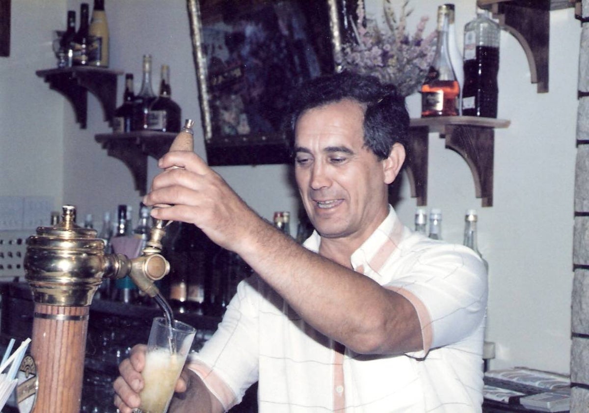 Imagen principal - José Cano 'El Xato', uno de los platos del restaurante y una foto antigua del bar.