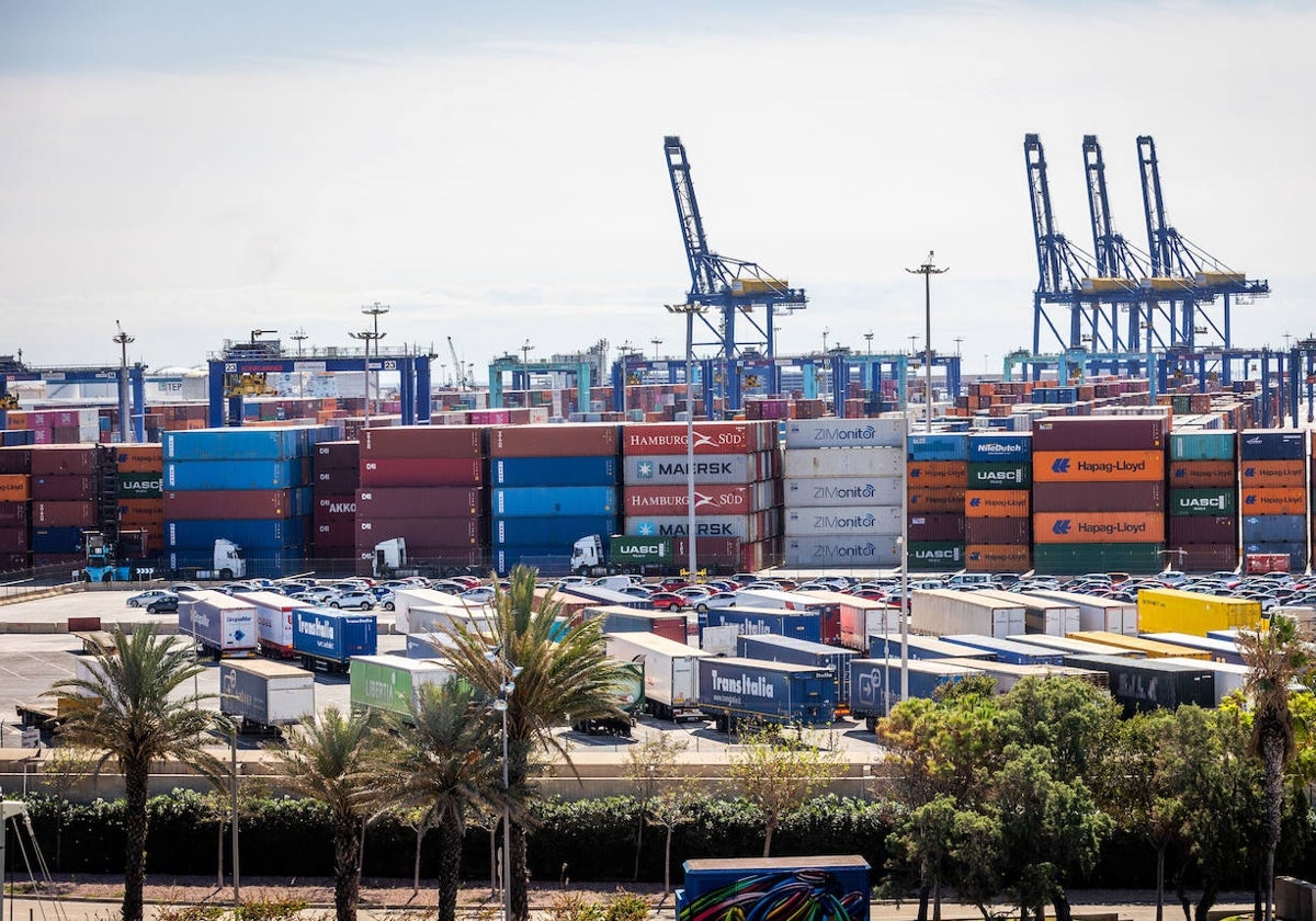 Contendores de exportación e importación en el puerto de Valencia.