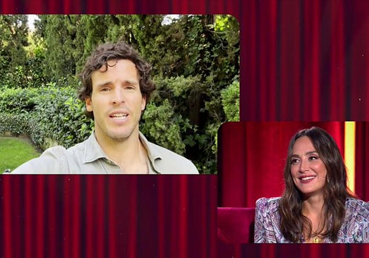 Tamara Falcó, durante un momento de la entrevista, escuchando a Íñigo Onieva.