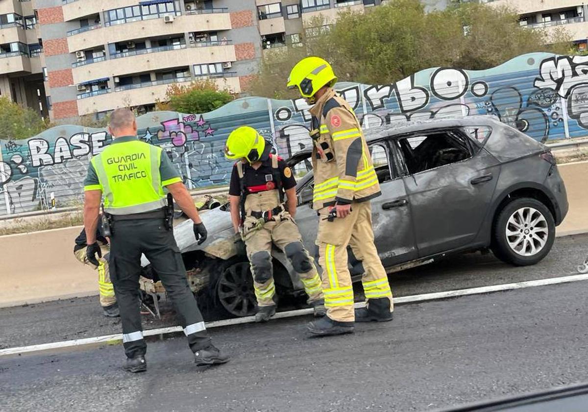 Vehículo incendiado en la V-30