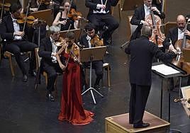 La violinista Leticia Moreno durante el concierto dirigido por Mark Elder.