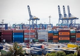 Contenedores apilados en el puerto de Valencia.