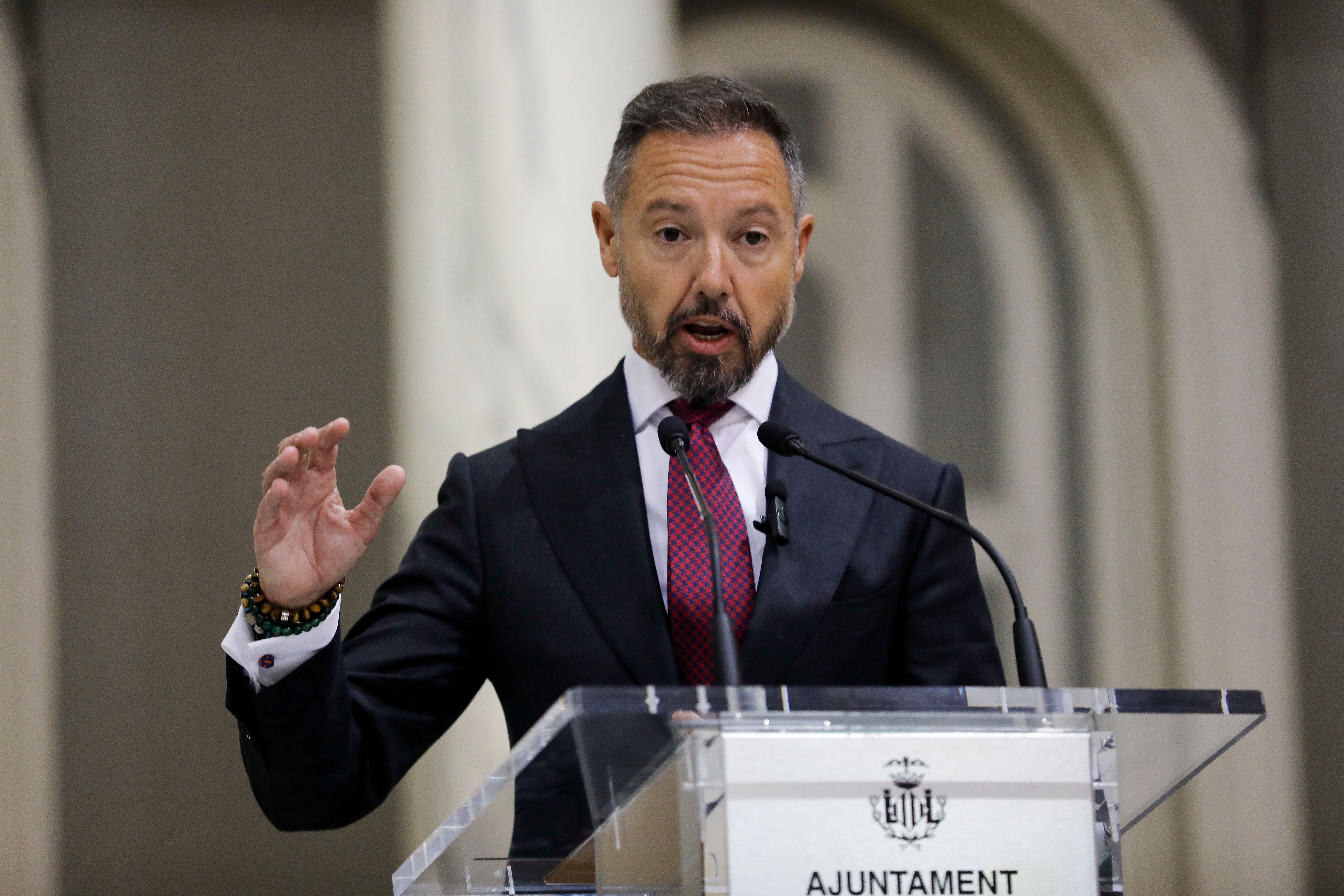 Badenas, ayer en el Salón de Cristal tras la firma del pacto con el PP.