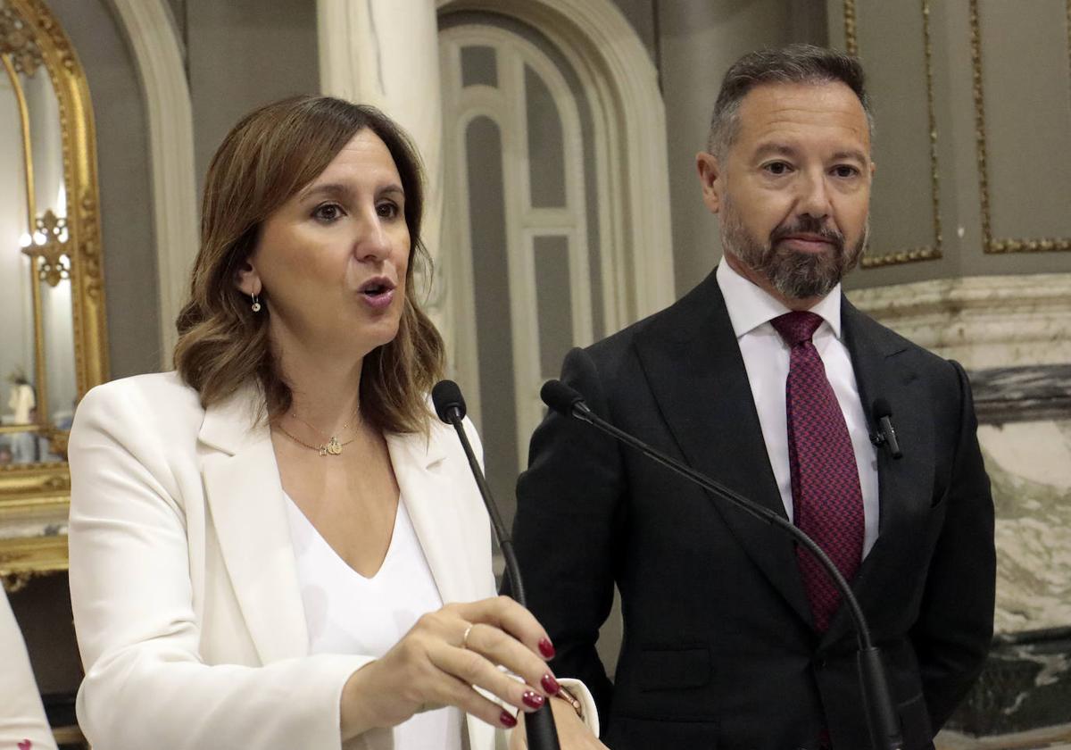 María José Catalá y Juan Manuel Badenas durante la reunión de hoy en el Ayuntamiento de Valencia.