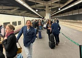 Pasajeros esperan la salida del AVE Valencia-Madrid de las 7.00 horas