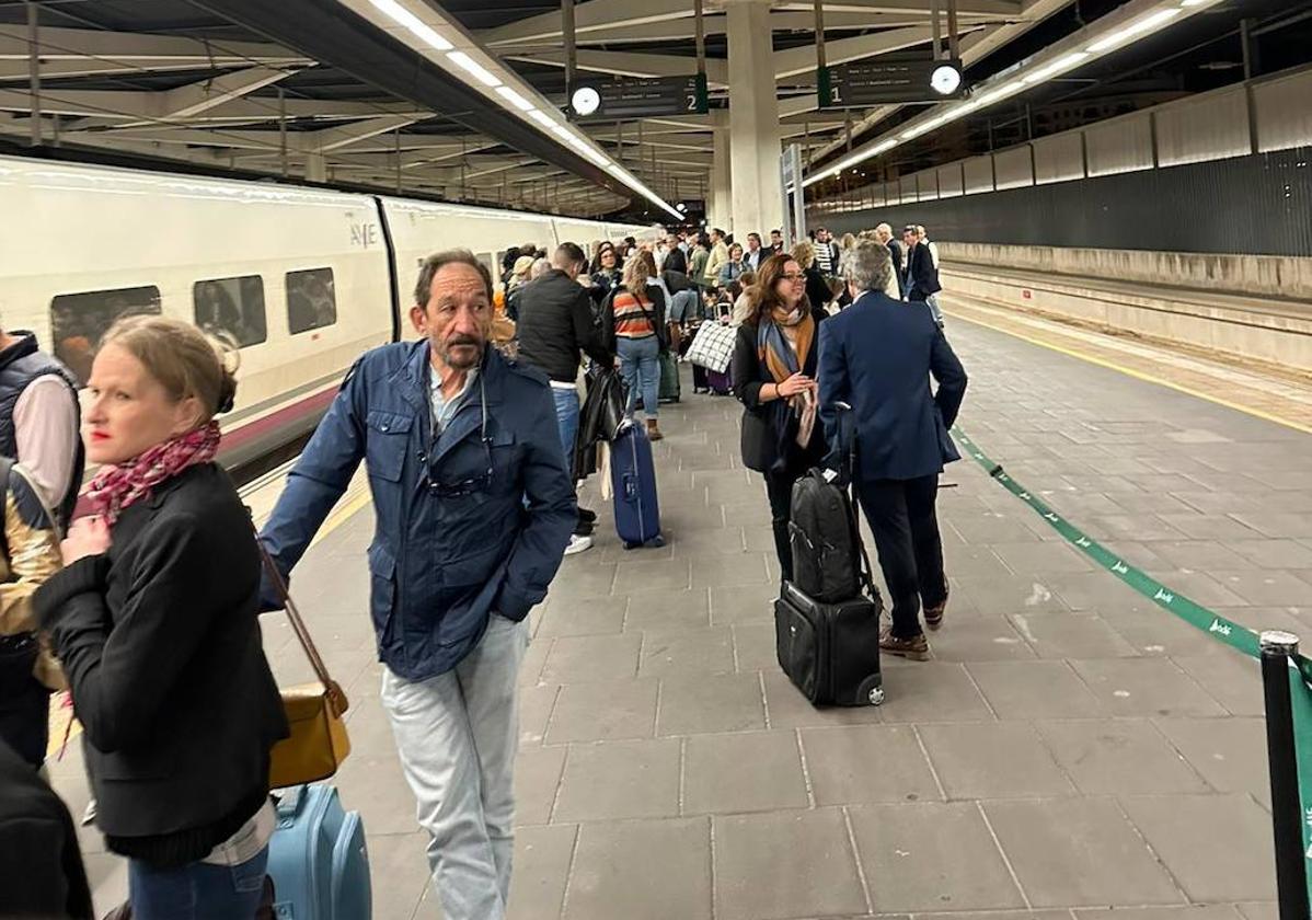 Pasajeros esperan la salida del AVE Valencia-Madrid de las 7.00 horas