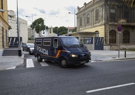 Un furgón sale del complejo policial de Zapadores.