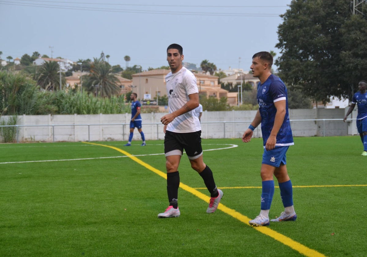 Fede jugador de la UD Calpe con un defensor del Jávea