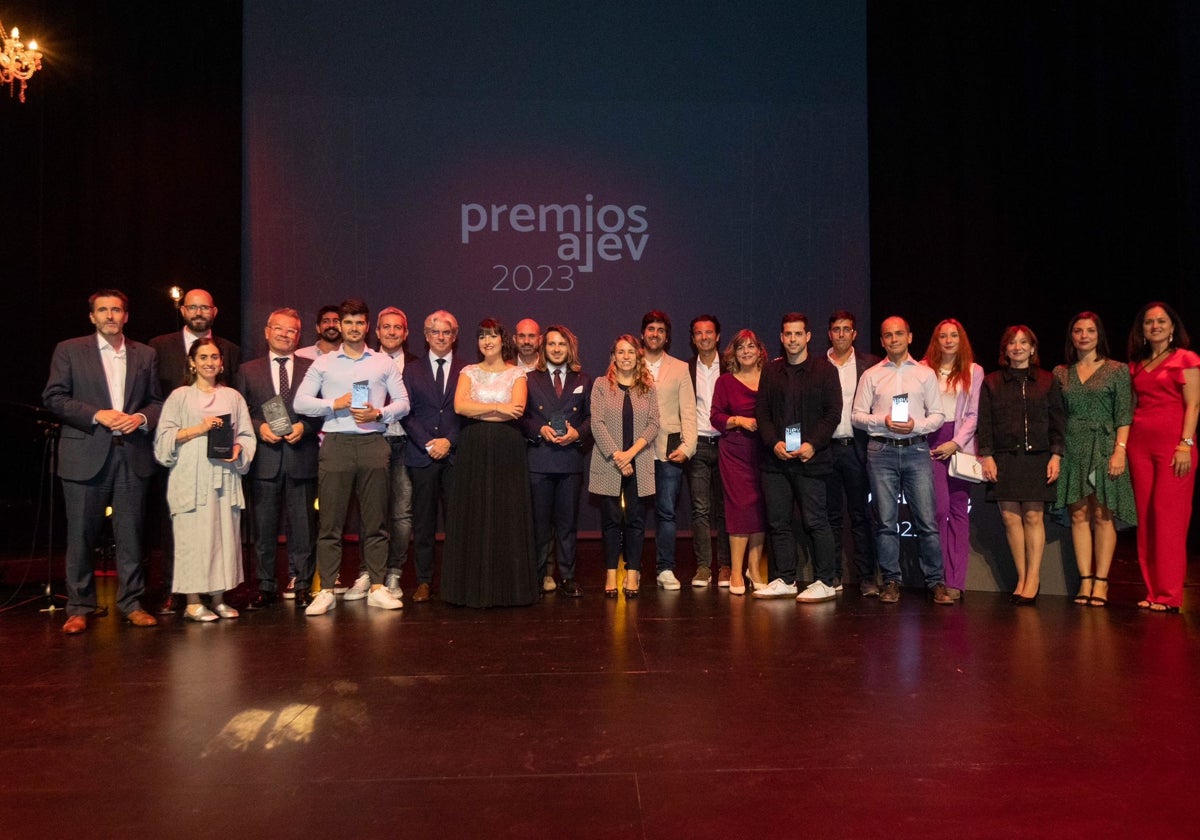 Foto de familia de los premiados y la junta de AJEV.