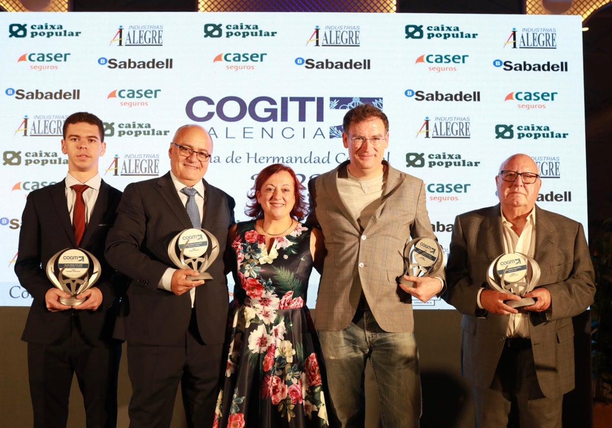 Los galardonados con el Premio Nikola Tesla, junto a la decana de COGITI Valencia en la gala del viernes.