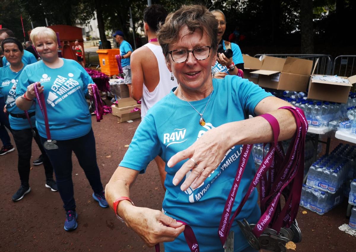 Imagen secundaria 1 - Lección de humildad en la media maratón de Cardiff