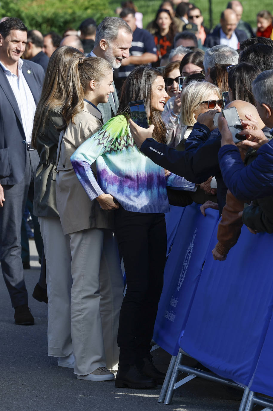 Fotos: el atrevido suéter de Letizia y el informal look de Leonor para entregar el Premio al Pueblo Ejemplar del Año