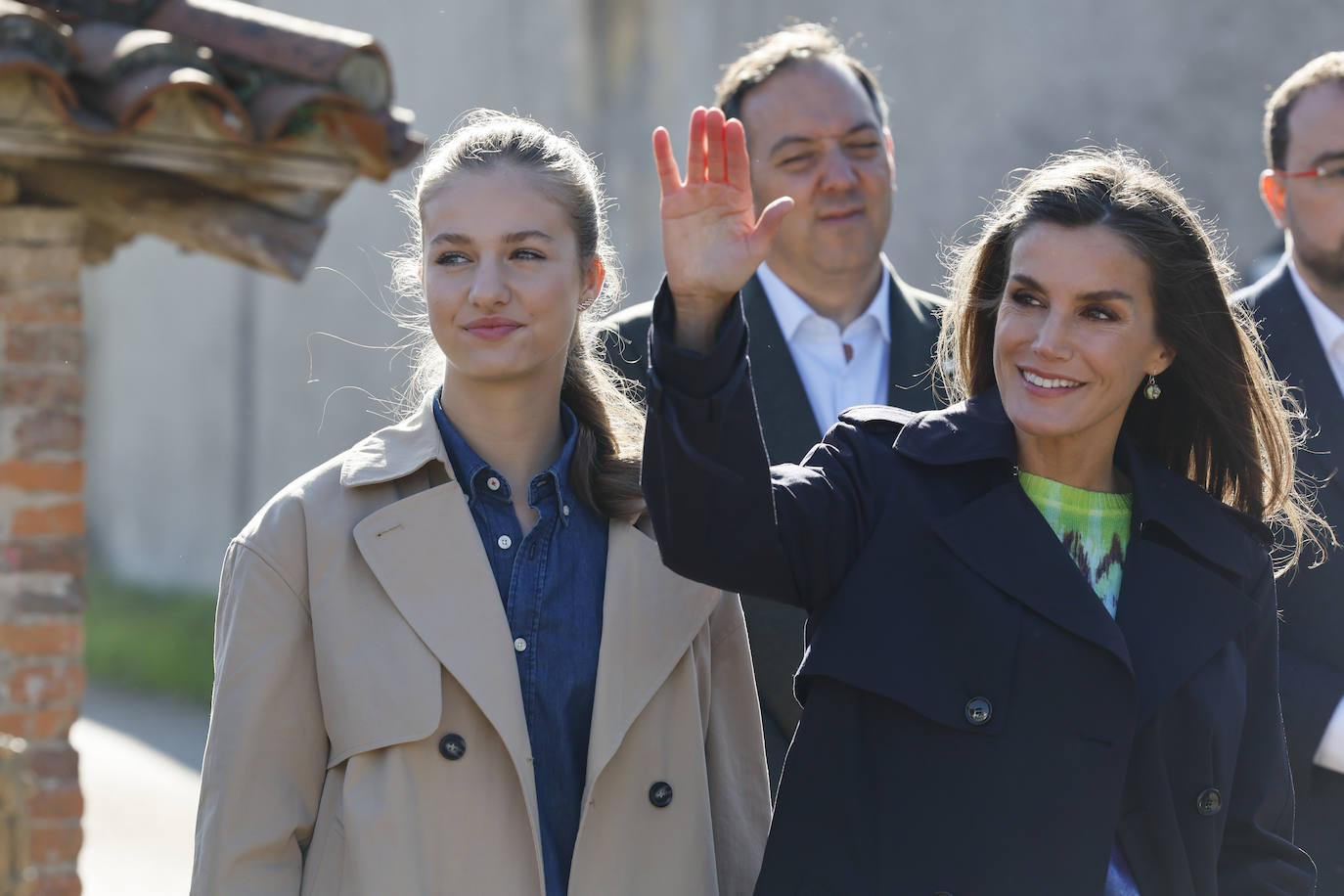 Fotos: el atrevido suéter de Letizia y el informal look de Leonor para entregar el Premio al Pueblo Ejemplar del Año