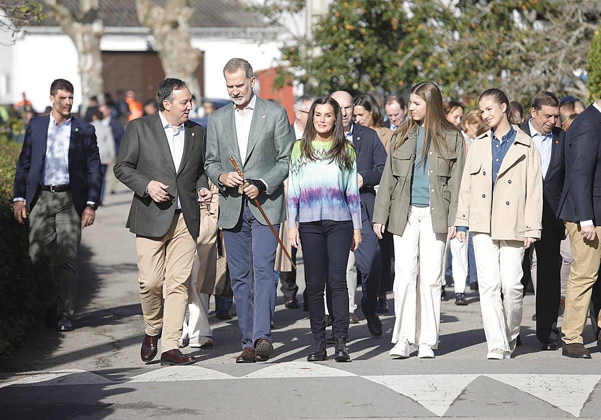 Fotos: el atrevido suéter de Letizia y el informal look de Leonor para entregar el Premio al Pueblo Ejemplar del Año